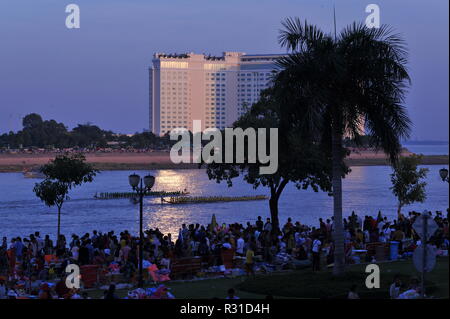 Phnom Penh, Cambodge. 21 novembre, 2018. Phnom Penh fête Bon Om Touk, le peuple cambodgien, Festival de l'eau w/ longboat racing sur la rivière Tonle Sap au crépuscule. crédit : Kraig Lieb / Alamy Live News Banque D'Images