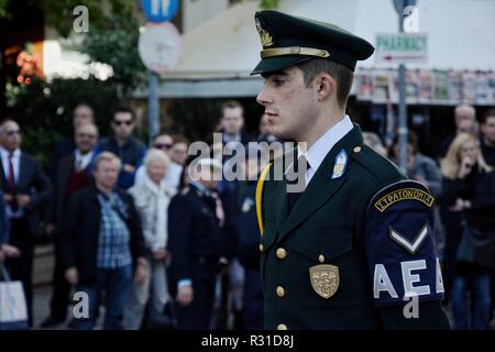 Athènes, Grèce. 21 Nov, 2018. Membre de la Police militaire vu l'extérieur de la cathédrale d'Athènes à l'Anniversaire de forces armées grecques. Credit : Giorgos Zachos SOPA/Images/ZUMA/Alamy Fil Live News Banque D'Images