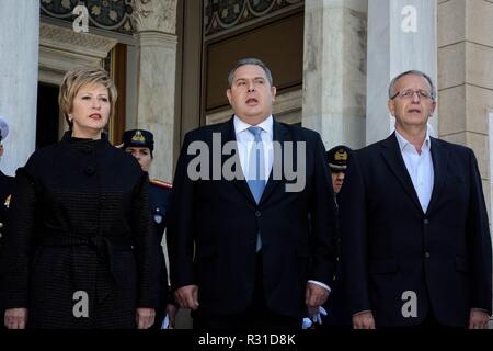 Athènes, Grèce. 21 Nov, 2018. Le ministre de la Défense, Panos Kamenos extérieur de la cathédrale d'Athènes pendant le jour anniversaire de forces armées grecques. Credit : Giorgos Zachos SOPA/Images/ZUMA/Alamy Fil Live News Banque D'Images