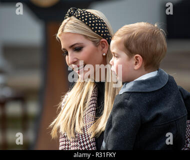 Première fille et conseiller du président Ivanka Trump, tient son fils, Théodore, comme elle arrive avant et le Président des Etats-Unis, Donald J. Trump et la Première Dame Melania Trump hébergeant la dinde de Thanksgiving National amnistiant cérémonie dans la roseraie de la Maison Blanche à Washington, DC le mardi 20 novembre, 2018. En fonction de la White House Historical Association, la cérémonie a pris naissance en 1863 lorsque le président Abraham Lincoln avait accordé la grâce à un dindon. La tradition jelled en 1989, lorsque le président américain George HW Bush a déclaré "mais permettez-moi de vous assurer, et ce beau tom turquie, e Banque D'Images