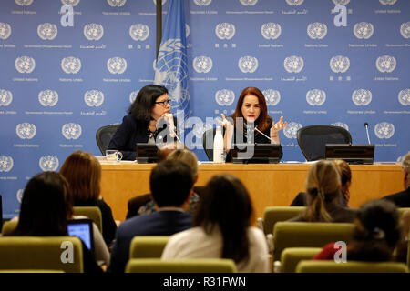 New York, USA. 21 Nov, 2018. Organisation des Nations Unies, à l'arrière) prend la parole lors d'une conférence de presse au siège des Nations Unies à New York. 21 Nov, 2018. Le Président de l'Assemblée générale des Nations Unies Maria Fernanda Espinosa Garces (R, arrière) prend la parole lors d'une conférence de presse au siège des Nations Unies à New York, le 21 novembre 2018. Maria Fernanda Espinosa Garces le mercredi a appelé à un résultat spécifique à la prochaine conférence des Nations Unies sur le climat à Katowice, Pologne. Credit : Muzi Li/Xinhua/Alamy Live News Banque D'Images