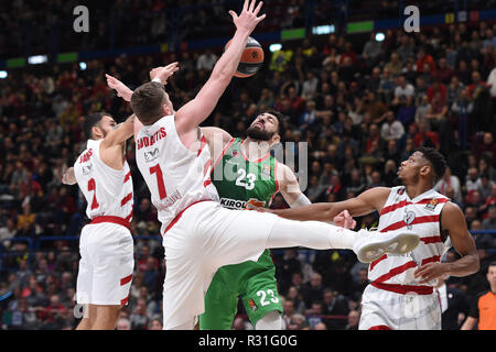 Foto Claudio Grassi/LaPresse 21 novembre 2018 Assago (MI) Italia sport basket AX Armani Exchange Olimpia Milan vs Kirolbet Baskonia Vitoria - Turkish Airlines Eurolega 2018/2019 - Mediolanum Forum. Foto : Nella lotta une rimbalzo Photo Claudio Grassi/LaPresse 21 novembre 2018 Assago (MI) Italy sport basket AX Armani Exchange Olimpia Milan vs Kirolbet Baskonia Vitoria - Turkish Airlines EuroLeague 2018/2019 - Mediolanum Forum. dans la pic : la lutte pour un rebond Banque D'Images