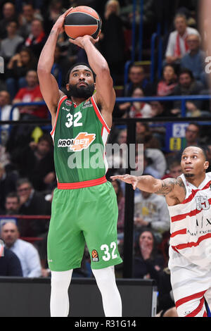 Foto Claudio Grassi/LaPresse 21 novembre 2018 Assago (MI) Italia sport basket AX Armani Exchange Olimpia Milan vs Kirolbet Baskonia Vitoria - Turkish Airlines Eurolega 2018/2019 - Mediolanum Forum. Nella foto : Darrun Hilliard (# 32 Kirolbet Baskonia Vitoria Gasteiz) al tiro Photo Claudio Grassi/LaPresse 21 novembre 2018 Assago (MI) Italy sport basket AX Armani Exchange Olimpia Milan vs Kirolbet Baskonia Vitoria - Turkish Airlines EuroLeague 2018/2019 - Mediolanum Forum. dans la pic : Darrun Hilliard (# 32 Kirolbet Baskonia Vitoria) tournage Banque D'Images