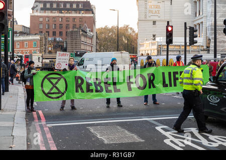 Londres, Royaume-Uni. 21 Nov 2018. Rébellion Extinction embouteillages de la circulation de Londres dans le cadre de l'extinction de l'escalade de la rébellion de l'activisme climatique. Credit : Andy Morton/Alamy Live News Banque D'Images