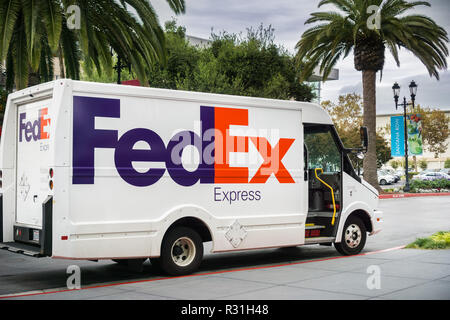 8 novembre 2017 San Jose/CA/USA - FedEx Express van des livraisons dans Santana Row, San Francisco bay Banque D'Images