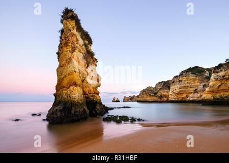 Crépuscule sur la plage Praia da Dona Ana, Lagos, Algarve, Portugal Banque D'Images