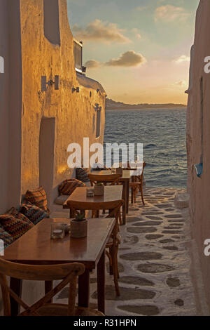 Le restaurant du Kastro au coucher du soleil, la Petite Venise, l'île de Mykonos, Cyclades, Mykonos City, Chora, Grèce Banque D'Images