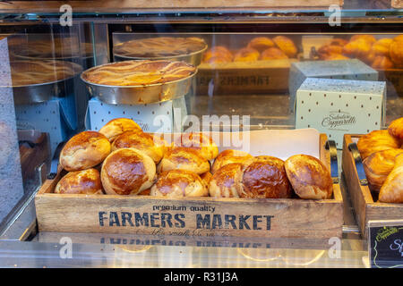 Naples, Sfogliatelle frolle dans la boîte avec pastiera dans l'arrière-plan et bouclés sfogliatella sur le côté. Le 11/03/2018 Banque D'Images