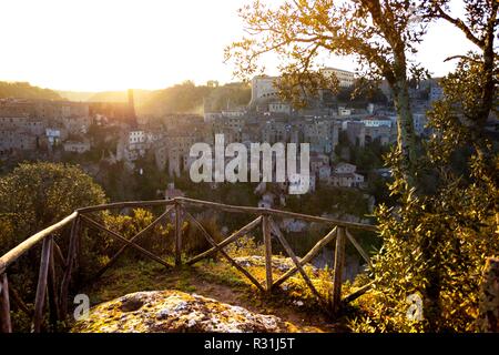 À la vue de l'ancienne ville de tuf célèbre Sorano à l'aube, province de Sienne. La toscane, italie Banque D'Images