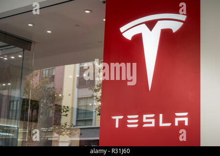 8 novembre 2017 San Jose/CA/USA Tesla logo sur la fenêtre avant de l'exposition situé dans la région de Santana Row Shopping district, Silicon Valley, San Francisc Banque D'Images