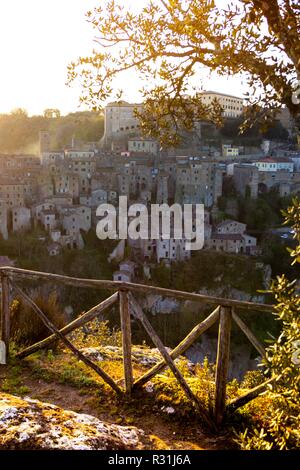 À la vue de l'ancienne ville de tuf célèbre Sorano à l'aube, province de Sienne. La toscane, italie Banque D'Images