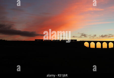 66305 & 66422 RHTT la tête loin de Ribblehead viaduc de 17.10.18 Banque D'Images