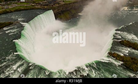 Les chutes du Niagara Canada peut être vu ici à partir d'une perspective aérienne de l'United States Banque D'Images