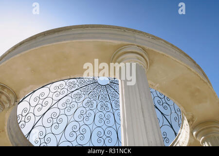 Une ronde, le béton décoratif avec de grands piliers sur un ciel bleu. Banque D'Images