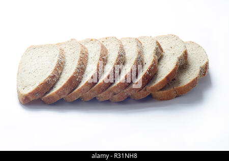 Volet Toscan Grains anciens des tranches de pain fait avec du blé entier et de l'épeautre, farines de céréales entières et de graines de lin on white Banque D'Images