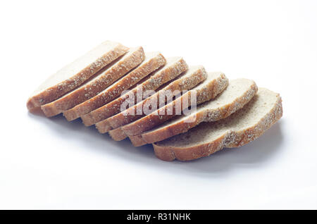 Grains anciens Volet toscan avec des tranches de pain de blé entier et de l'épeautre, farines de céréales entières et de graines de lin sur blanc. Banque D'Images