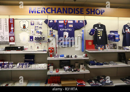 BERLIN, ALLEMAGNE - septembre 22,2017 : Deux Eisbaren Berlin Boutique Boutique de produits dérivés (l'équipe) sur Mercedes-Benz Arena à Berlin pendant la Deutsche Eisho Banque D'Images