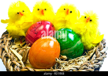 Panier de Pâques avec des oeufs colorés et des poulets Banque D'Images