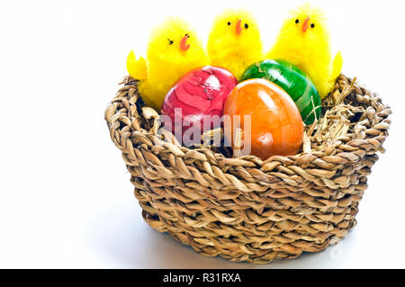 Panier de Pâques avec des oeufs colorés et des poussins Banque D'Images