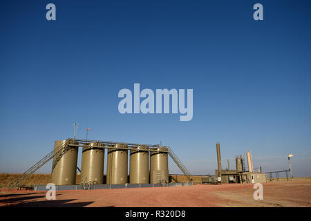 Torche de gaz naturel, le pétrole brut, l'emplacement du puits, les réservoirs de production, ciel bleu, schiste Niobrara, Wyoming, copy space Banque D'Images