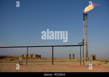 Le torchage du gaz naturel, d'aération, la production de pétrole brut site de forage, Wyoming, ciel clair, Powder River basin, Wyoming, copy space Banque D'Images