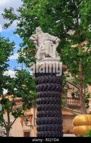 Figueres, Espagne - 17 juin 2014 : sculptures en plein air près de Dali's Theatre - Musée de nouvelle construction, inauguré le 28 septembre 1974 et de l'habitation la plus grande collecte Banque D'Images