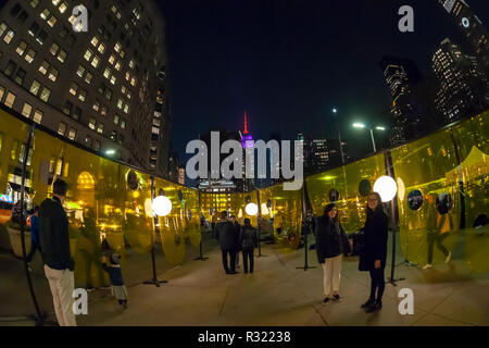 Les visiteurs de Flatiron Plaza à New York le Mardi, Novembre 19, 2018 interagir avec 'Happy' créé par Studio Cadena. L'installation de Noël est l'élément central de la 23e Rue du Flatiron Partenariat maison de la programmation. Les 24 écrans vinyle inscrire un espace intime tout en filtrant vues de l'intérieur et l'extérieur de donner tout ce qu'une lueur douce. (© Richard B. Levine) Banque D'Images