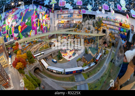 Les visiteurs de la New York City Transit Museum à Grand Central Terminal de New York le dimanche 20 novembre, 2018 Profitez de la 17e édition de la maison de tous. Lionel les trains partent et arrivent au Grand Central Terminal et voyage autour de New York en miniature. La Metropolitan Transportation Authority a annoncé qu'il est acheter Grand Central Terminal ainsi que le Harlem et lignes d'Hudson pour $35 millions de voies Midtown Ventures, LLC, une entité créée en 1970 sur les cendres de l'PennCentral railroad la faillite. (Â© Richard B. Levine) Banque D'Images