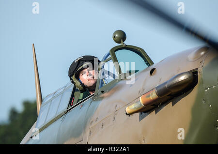 Battle of Britain Memorial Flight Duncan pilote Mason sur l'extérieur du cockpit d'une Seconde Guerre mondiale Hawker Hurricane pour voir où il est le roulage Banque D'Images