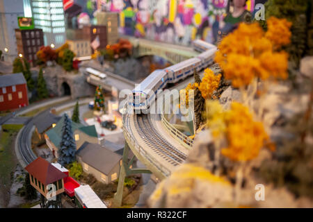 Les visiteurs de la New York City Transit Museum à Grand Central Terminal de New York le dimanche 20 novembre, 2018 Profitez de la 17e édition de la maison de tous. Lionel les trains partent et arrivent au Grand Central Terminal et voyage autour de New York en miniature. La Metropolitan Transportation Authority a annoncé qu'il est acheter Grand Central Terminal ainsi que le Harlem et lignes d'Hudson pour $35 millions de voies Midtown Ventures, LLC, une entité créée en 1970 sur les cendres de l'PennCentral railroad la faillite. (Â© Richard B. Levine) Banque D'Images