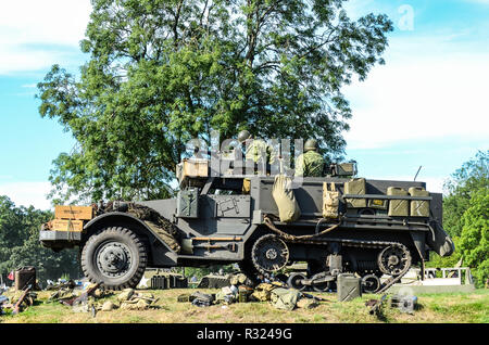 Recréation de l'armée américaine de la Seconde Guerre mondiale avec M3 Half-Track, connu officiellement sous le nom de Carrier, personnel Half-Track M3, transporteur blindé de troupes Banque D'Images