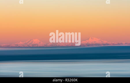 Alpenglow sur le mont Denali et Foraker au lever du soleil dans le sud de l'Alaska. Banque D'Images