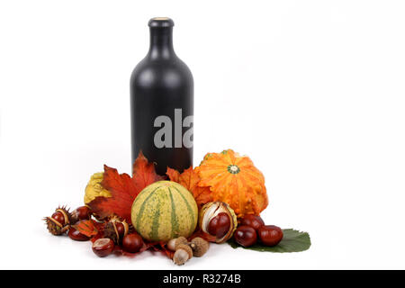 Bouteille de vin avec décoration d'automne Banque D'Images