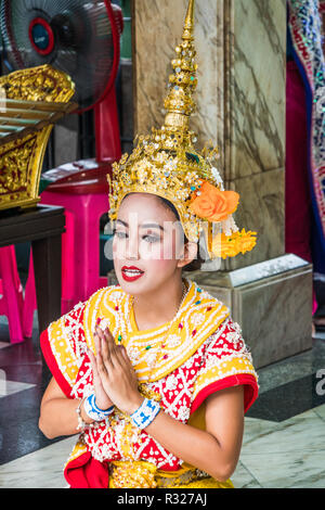 Danseurs au sanctuaire d'Erawan. Le sanctuaire est le plus célèbre de la ville où les habitants paient pour les danseurs afin de rendre le mérite en reconnaissance de la bonne chance. Banque D'Images