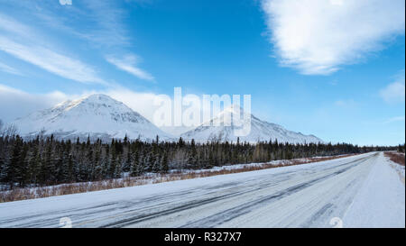 Vue panoramique des montagnes Saint Elias le long de la route de l'Alaska au nord de Haines Junction dans le Territoire du Yukon. Banque D'Images
