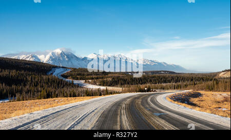 Vue panoramique des montagnes Saint Elias le long de la route de l'Alaska, près de Lac Kluane au Yukon. Banque D'Images