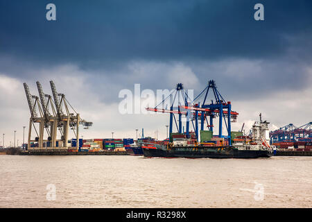 Port industriel logistique du fret et des conteneurs grues de navire à Hambourg Banque D'Images