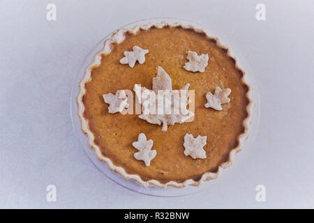 Vue aérienne de la citrouille traditionnelle faite maison pour vacances de Thanksgiving sur fond blanc lumineux. Les feuilles de pâte décorative sur le dessus. Banque D'Images