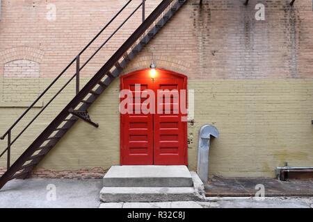 Porte en bois rouge, mur, escalier, bouche d'air et d'éclairage du pavillon lumineux unique. Banque D'Images