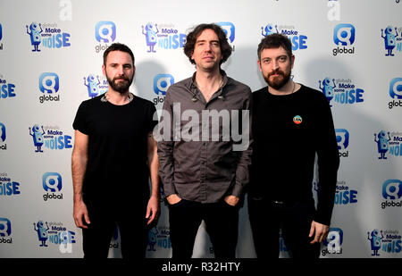 Johnny McDaid, Gary Lightbody et Nathan Connolly, de Snow Patrol à Global, faire du bruit nuit à Finsbury Square, Londres. Le gala a recueilli des fonds pour l'organisme de bienfaisance national global, faire du bruit, mis en place par Global pour aider les enfants défavorisés, les jeunes et leurs familles à travers le Royaume-Uni. Banque D'Images