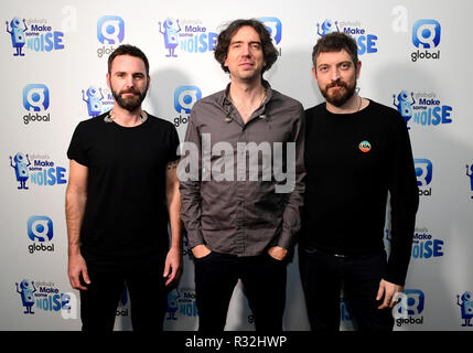 Johnny McDaid, Gary Lightbody et Nathan Connolly, de Snow Patrol à Global, faire du bruit nuit à Finsbury Square, Londres. Le gala a recueilli des fonds pour l'organisme de bienfaisance national global, faire du bruit, mis en place par Global pour aider les enfants défavorisés, les jeunes et leurs familles à travers le Royaume-Uni. Banque D'Images