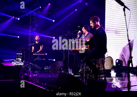 Johnny McDaid, Gary Lightbody et Nathan Connolly, de Snow Patrol lors du mondial Faire du bruit nuit à Finsbury Square, Londres. Le gala a recueilli des fonds pour l'organisme de bienfaisance national global, faire du bruit, mis en place par Global pour aider les enfants défavorisés, les jeunes et leurs familles à travers le Royaume-Uni. Banque D'Images