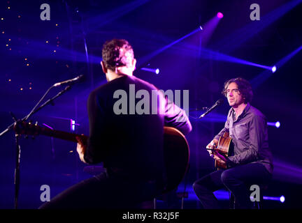 Gary Lightbody (droite) de Snow Patrol lors du mondial Faire du bruit nuit à Finsbury Square, Londres. Le gala a recueilli des fonds pour l'organisme de bienfaisance national global, faire du bruit, mis en place par Global pour aider les enfants défavorisés, les jeunes et leurs familles à travers le Royaume-Uni. Banque D'Images