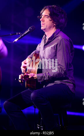 Gary Lightbody de Snow Patrol lors du mondial Faire du bruit nuit à Finsbury Square, Londres. Le gala a recueilli des fonds pour l'organisme de bienfaisance national global, faire du bruit, mis en place par Global pour aider les enfants défavorisés, les jeunes et leurs familles à travers le Royaume-Uni. ASSOCIATION DE PRESSE Photo. Photo date : mardi 20 novembre 2018. Crédit photo doit se lire : Ian West/PA Wire Banque D'Images