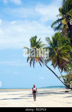 Une belle jeune femme brésilienne africaine sur une plage idyllique à Bahia Banque D'Images