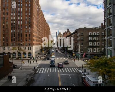 New York - États-Unis, le 16 novembre 2018 - Les gens et le trafic à la rue à Chelsea Banque D'Images