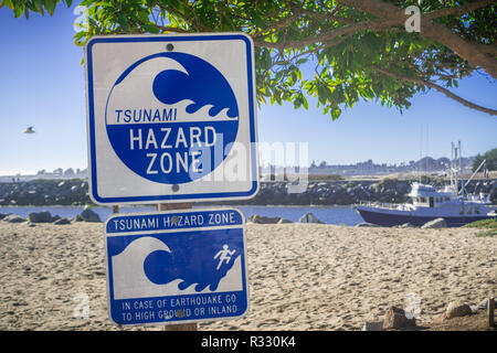 Des risques de tsunami standard 'Zone' panneau d'avertissement sur la côte de l'océan Pacifique, Santa Cruz, Californie Banque D'Images