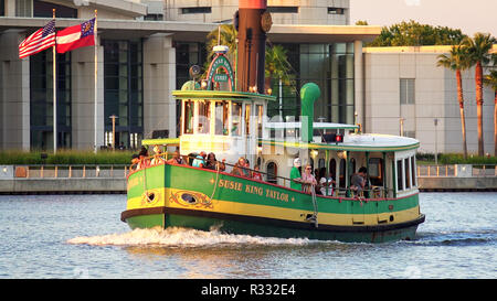 SAVANNAH, GÉORGIE - 20 juin : taxi de l'eau le long de l'historique de la rue River Waterfront à Savannah, Géorgie le 20 juin 2016. Banque D'Images