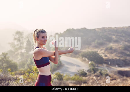 Beau portrait femme blanche s'étend devant ses exercices du matin Banque D'Images