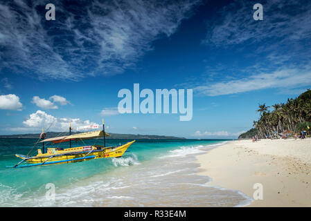 Bateaux de touristes sur la plage de puka, dans un paradis tropical Resort Boracay Island Philippines Banque D'Images